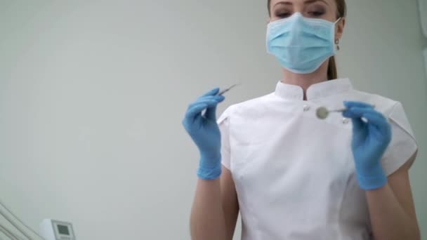 Médico dentista em clínica odontológica trabalhando com ferramentas — Vídeo de Stock