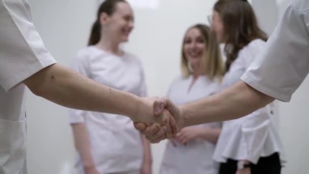 Läkare på sjukhuset handskakning — Stockvideo