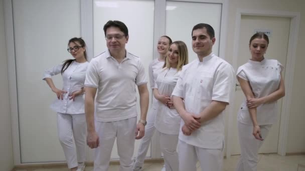 Médicos en el hospital — Vídeo de stock