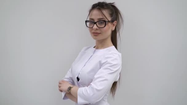 Arzt posiert auf weißem Hintergrund — Stockvideo
