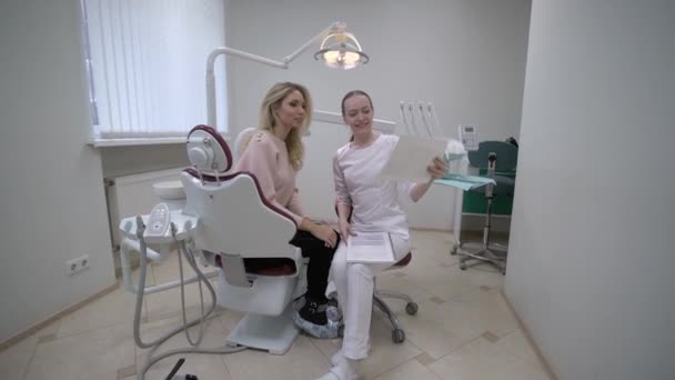 Lekarz stomatolog z pacjentem w konsultacji — Wideo stockowe