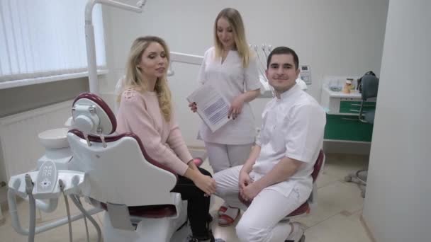 Dentist doctor with patient at consultation — Stock Video