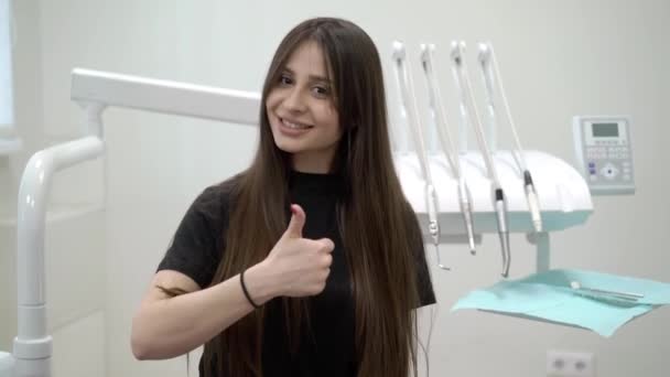 Patient in dental clinic thumb up — Stock Video