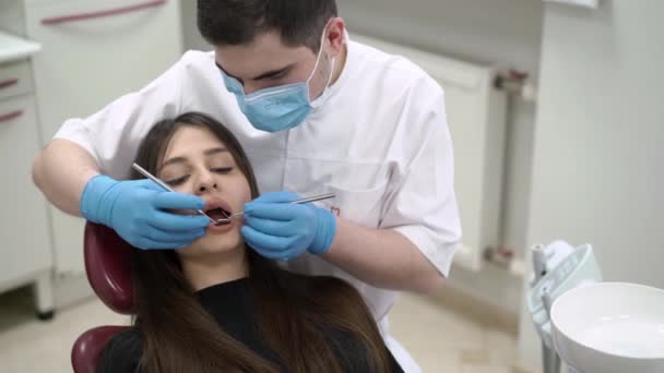牙科医生检查病人牙齿 — 图库视频影像