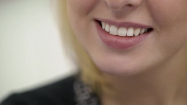 Dentista médico comprobar la blancura de los dientes del paciente — Vídeos de Stock