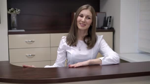 Tânăra femeie la recepție pozând — Videoclip de stoc