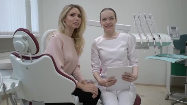 Médico dentista con paciente en consulta — Vídeo de stock