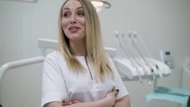 Tandarts doctor in de tandheelkundige kliniek — Stockvideo