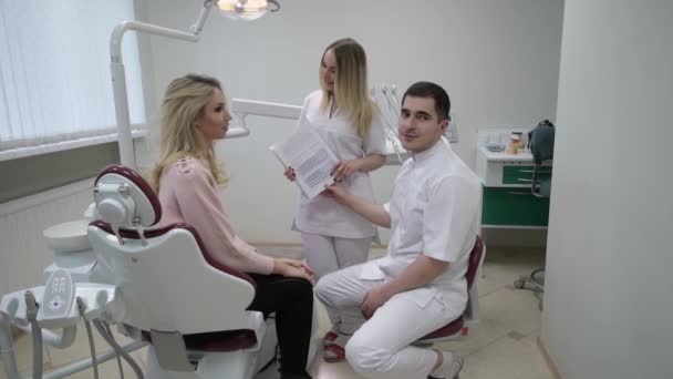 Médico dentista con paciente en consulta — Vídeo de stock