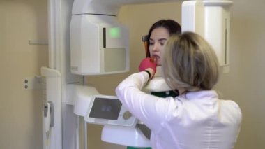 Doktor ve hasta röntgen için hazırlanıyor
