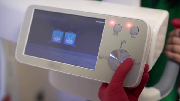 Le médecin prépare la radiographie 