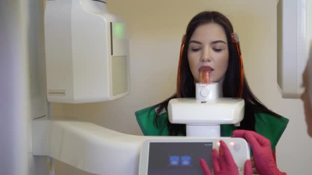Médecin et patient se préparant à la radiographie — Video
