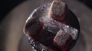 Kömürlerin ve duman ile nargile kase