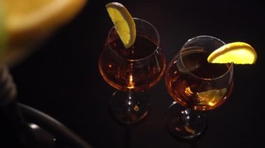 Gözlük ile alkollü içecek şarap ve meyve ile nargile içmek