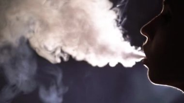 Genç kadın nargile içiyor.