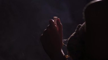 Genç kadın nargile içiyor.