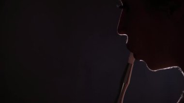 Genç kadın nargile içiyor.