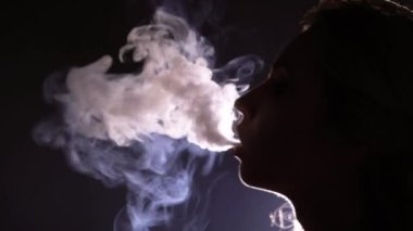 Genç kadın nargile içiyor.