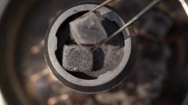 Adam için sigara nargile kase hazırlanıyor