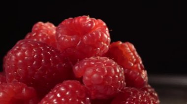 Ahududu siyah arka plan üzerine