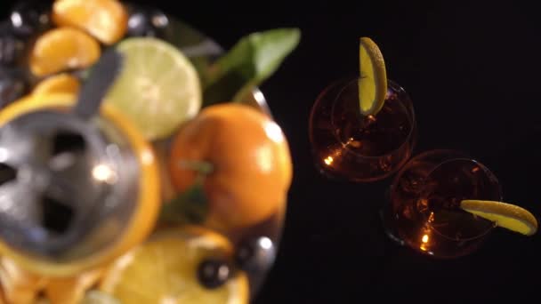 Par de copos com bebida alcoólica vinho e narguilé com frutas — Vídeo de Stock