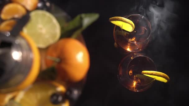 Ζευγάρι γυαλιά με αλκοολούχα ποτά κρασί ποτά και ναργιλέ με φρούτα — Αρχείο Βίντεο