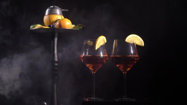 Pari lasit alkoholijuoma viiniä ja hookah hedelmiä — kuvapankkivideo