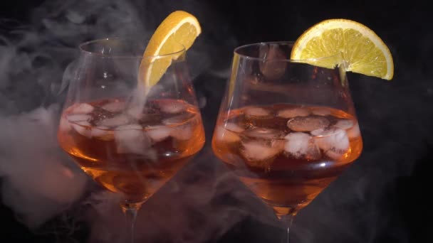 Ένα ζευγάρι γυαλιά με αλκοολούχο ποτό ποτό κρασί — Αρχείο Βίντεο