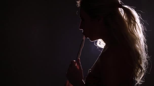 Mujer joven fumar narguile — Vídeo de stock