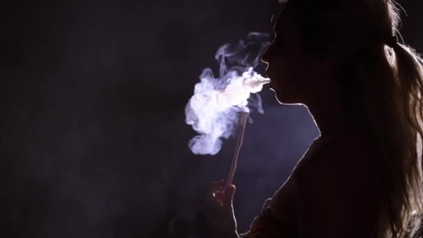 Νεαρή γυναίκα που καπνίζει ναργιλέ — Αρχείο Βίντεο