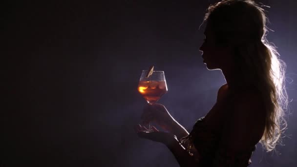Νεαρή γυναίκα με ποτήρι κοκτέιλ — Αρχείο Βίντεο