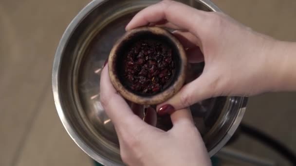 Mulher preparando tigela de narguilé para fumar — Vídeo de Stock