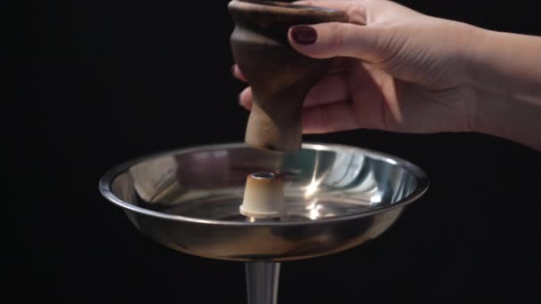 Woman preparing hookah bowl for smoking — Stock Video