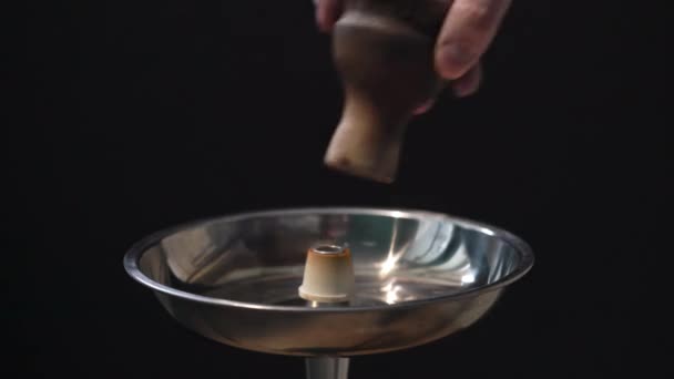 Hombre preparando hookah bowl para fumar — Vídeos de Stock