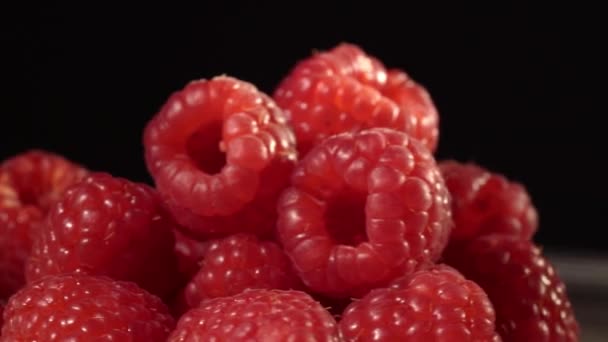 Raspberry di latar belakang hitam — Stok Video