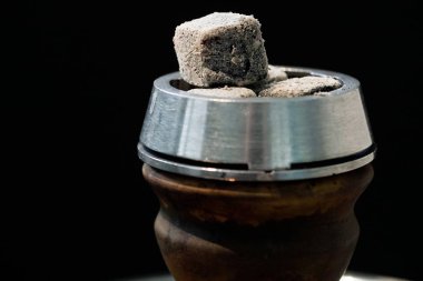 Kömürlerin ve duman ile nargile kase