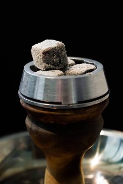 Kömürlerin ve duman ile nargile kase