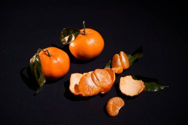 Siyah arka plan üzerine leafes ile iki narenciye mandarin