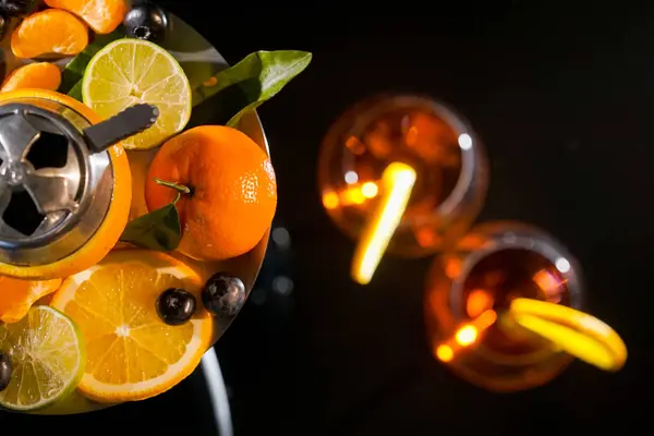 Gözlük ile alkollü içecek şarap ve meyve ile nargile içmek