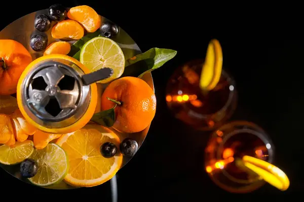 Gözlük ile alkollü içecek şarap ve meyve ile nargile içmek