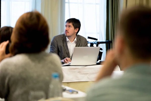 Kamera ile Konferansı'nda genç adam