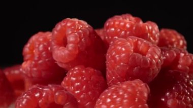 Ahududu siyah arka plan üzerine