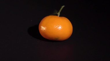 Siyah arka plan üzerine leafes ile narenciye mandarin