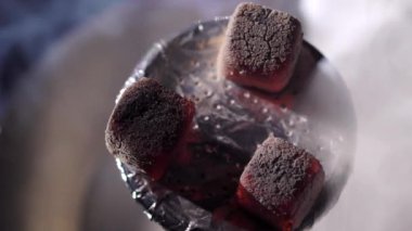 Kömürlerin ve duman ile nargile kase