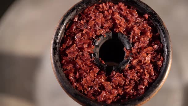 Tembakau merah dalam mangkuk hookah — Stok Video