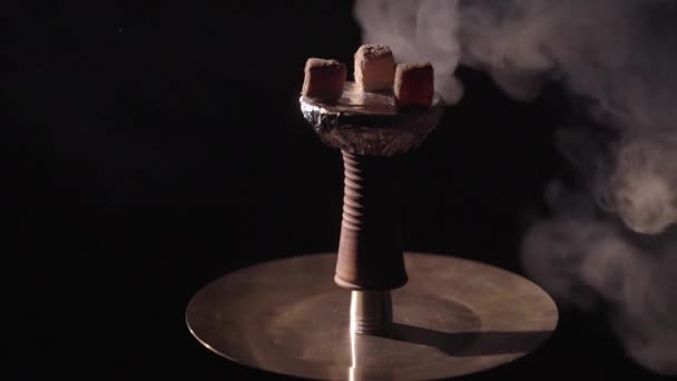 Кальян с углем и дымом — стоковое видео