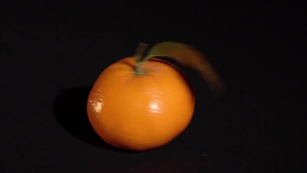 Citrusových plodů mandarinky s leafes na černém pozadí — Stock video