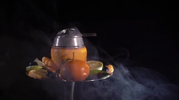 Waterpijp met ornage bowl en vruchten — Stockvideo