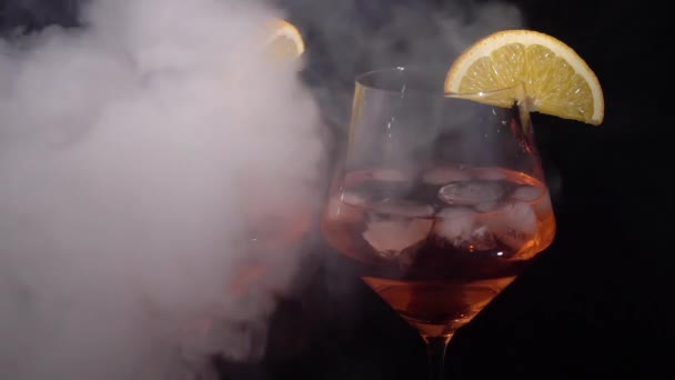 Пара келихів з алкогольним напоєм напій вина — стокове відео