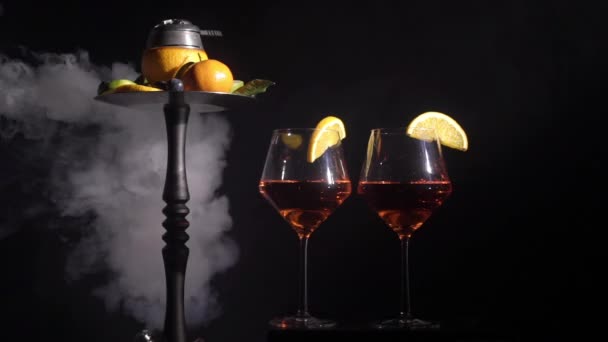 Sepasang gelas dengan minuman beralkohol anggur dan hookah dengan buah-buahan — Stok Video